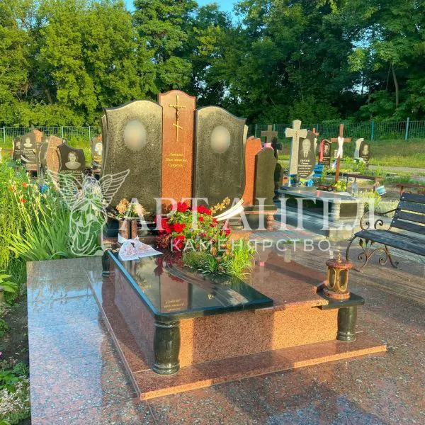 Подвійний пам'ятник 16