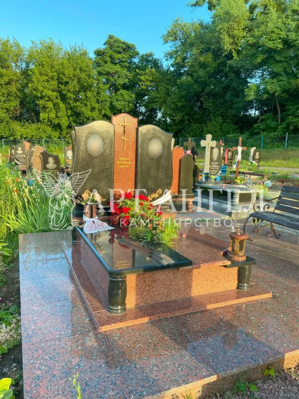Подвійний пам'ятник 16