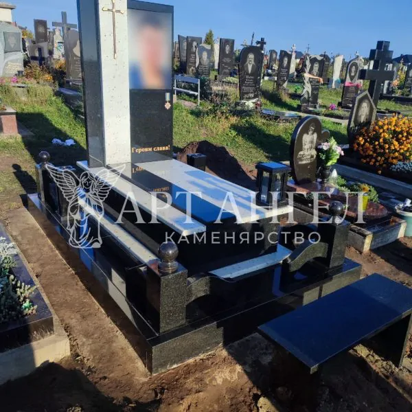 Військовий пам'ятник 12