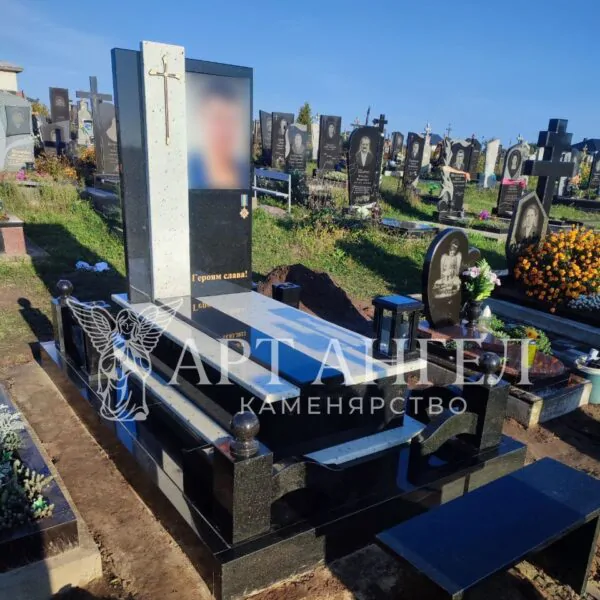 Військовий пам'ятник 12