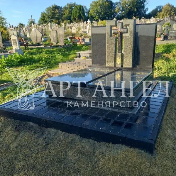 Подвійний пам'ятник 21
