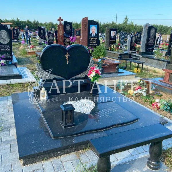 Подвійний пам'ятник 13