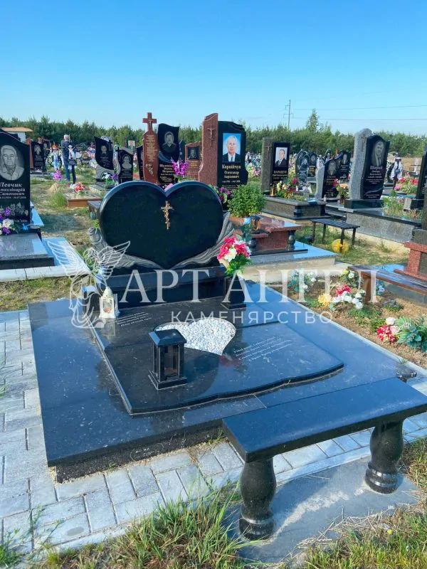 Подвійний пам'ятник 13