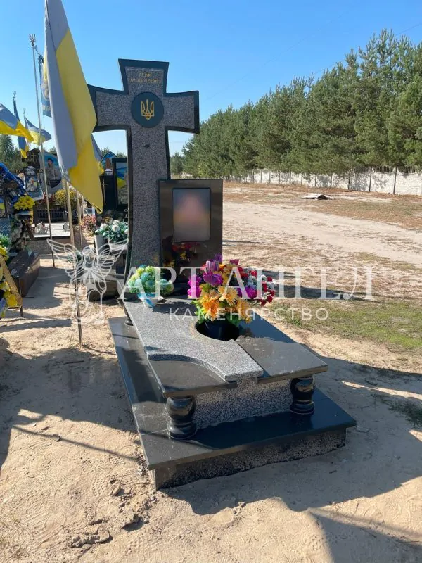 Військовий пам'ятник 37