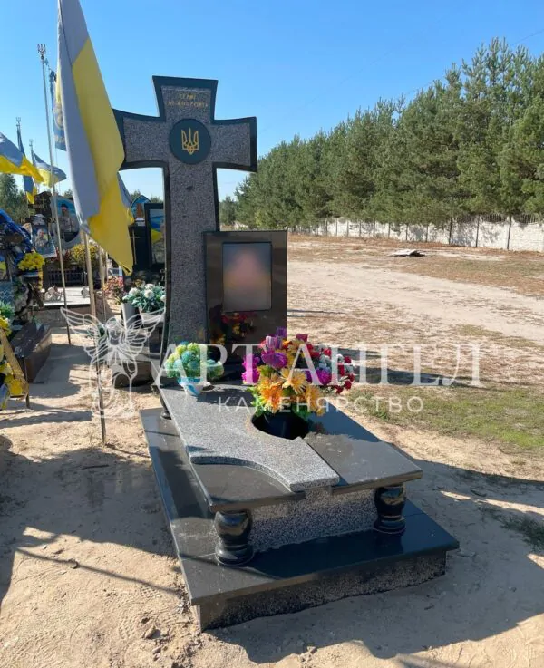 Військовий пам'ятник 37