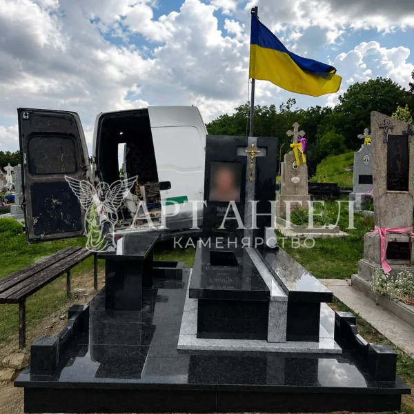Військовий пам'ятник 19